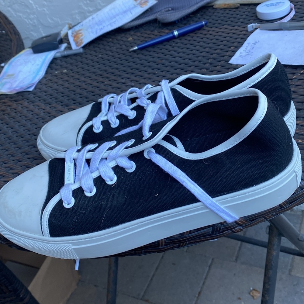 J Slides tennis shoes 8.5m black canvas with white cotton laces.